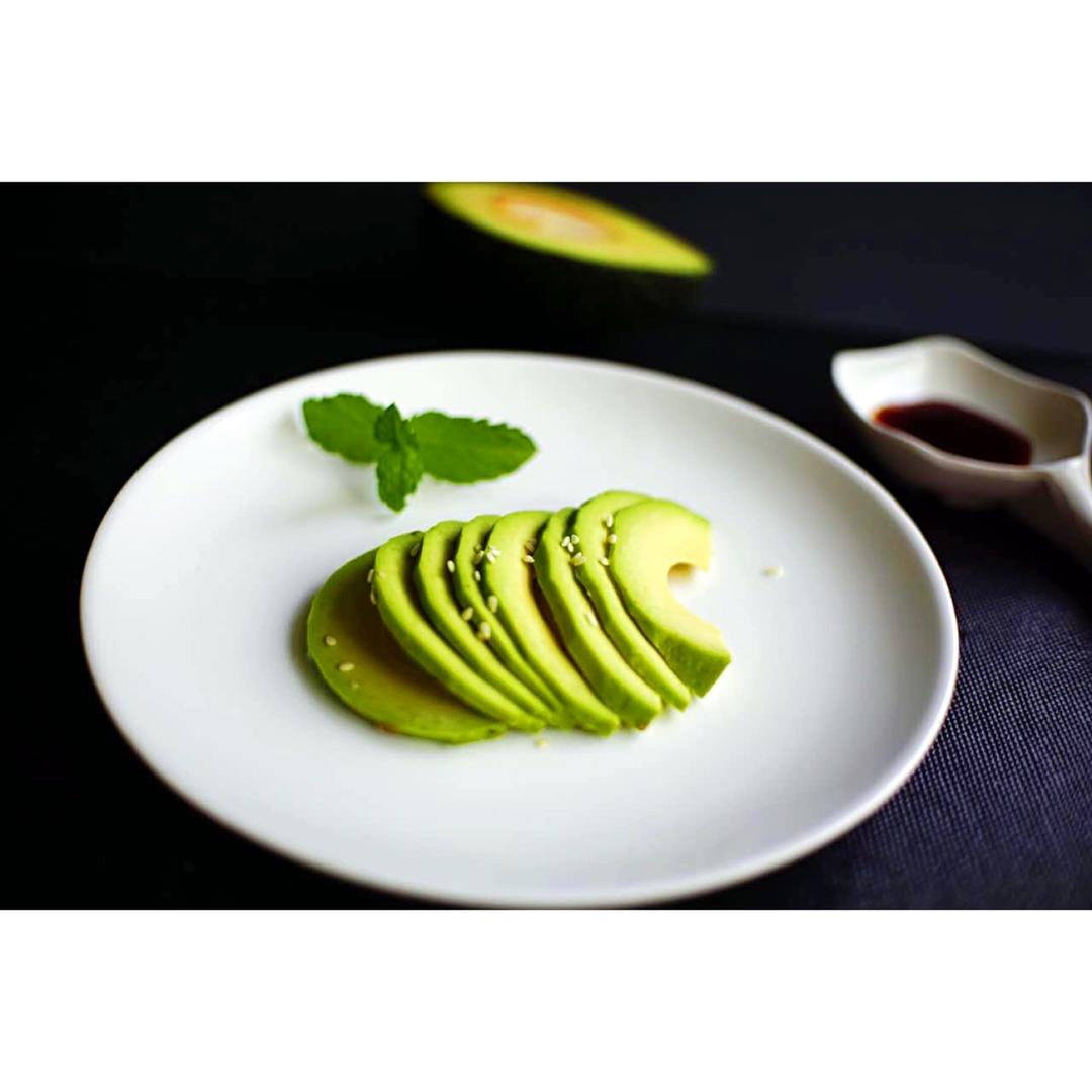 淡然微笑做的牛油果刺身