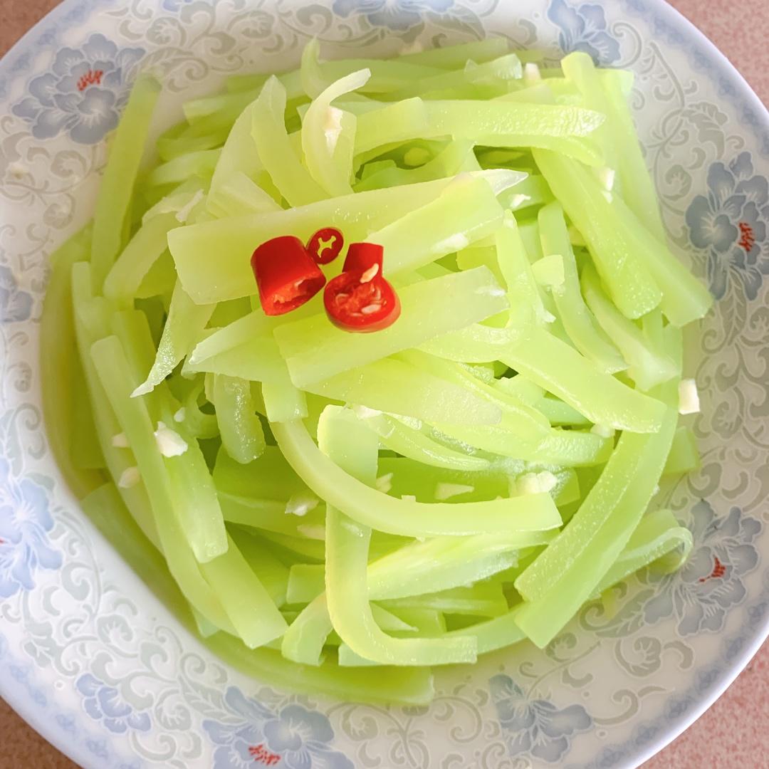 厨师长教你：夏日开胃小菜“凉拌莴笋丝”的家常做法，简单易学赶紧收藏吧