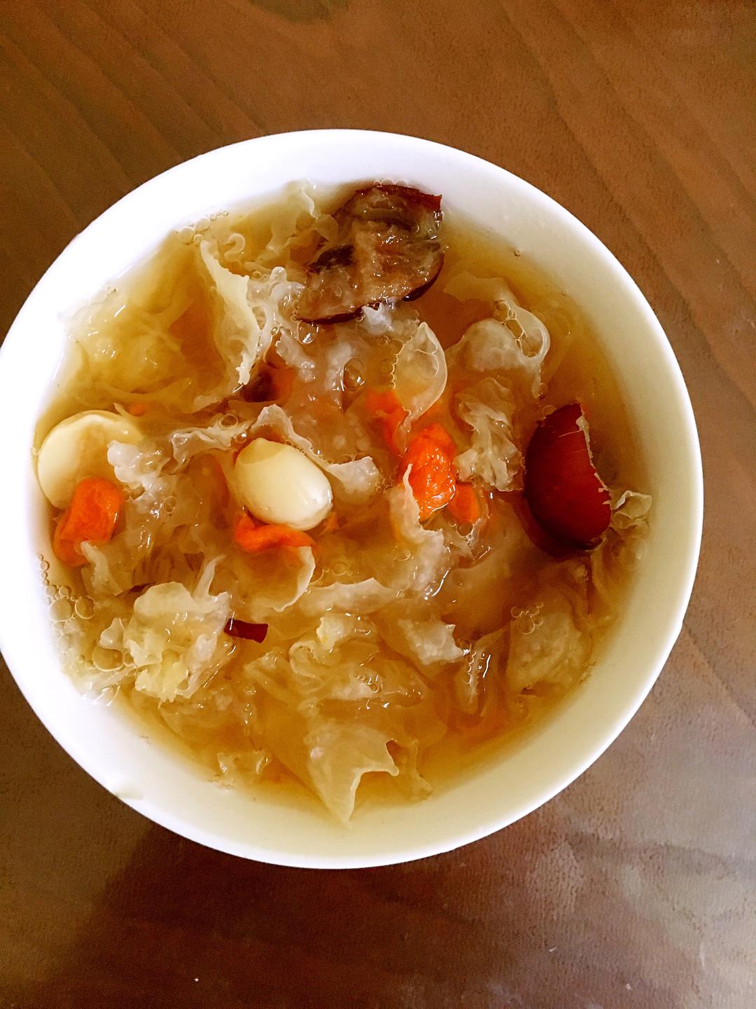 红枣莲子银耳汤