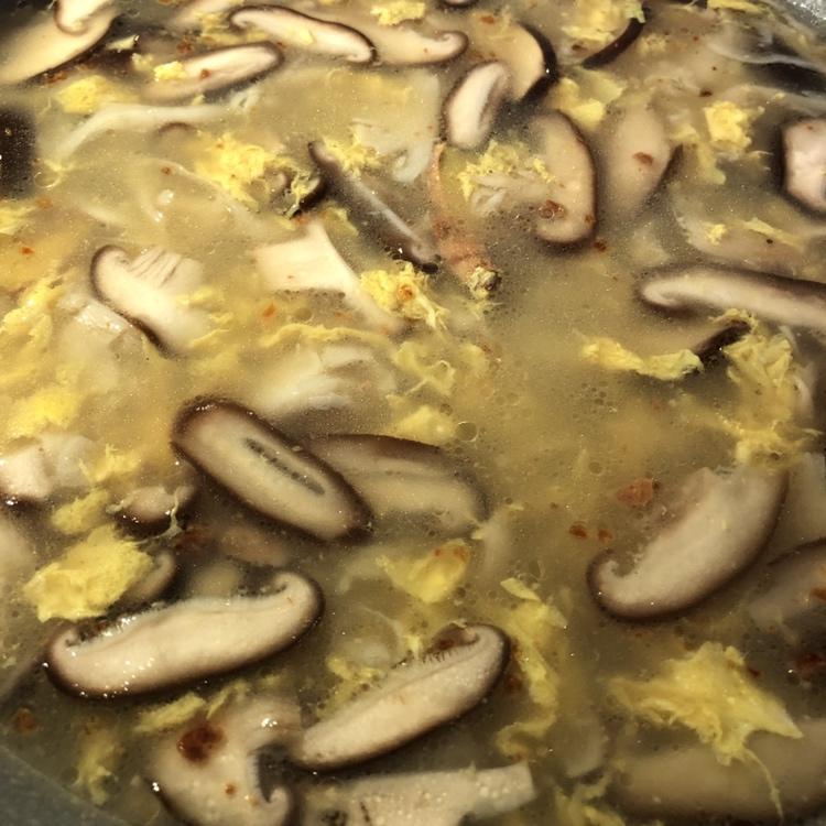 鲜掉眉毛的菌菇汤