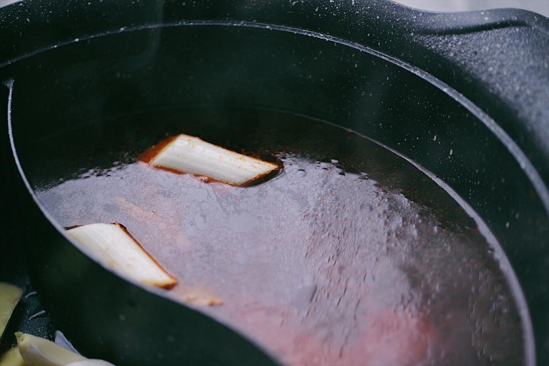 重庆牛油麻辣火锅的做法 步骤2