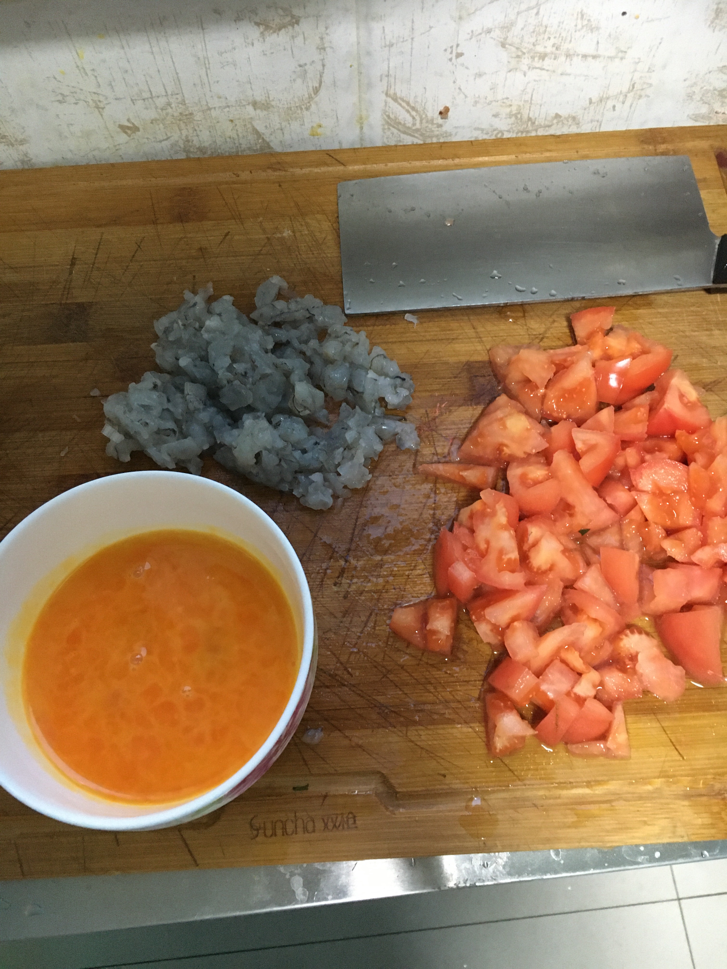 宝宝辅食：营养又美味的番茄虾仁鸡蛋炒饭的做法 步骤1
