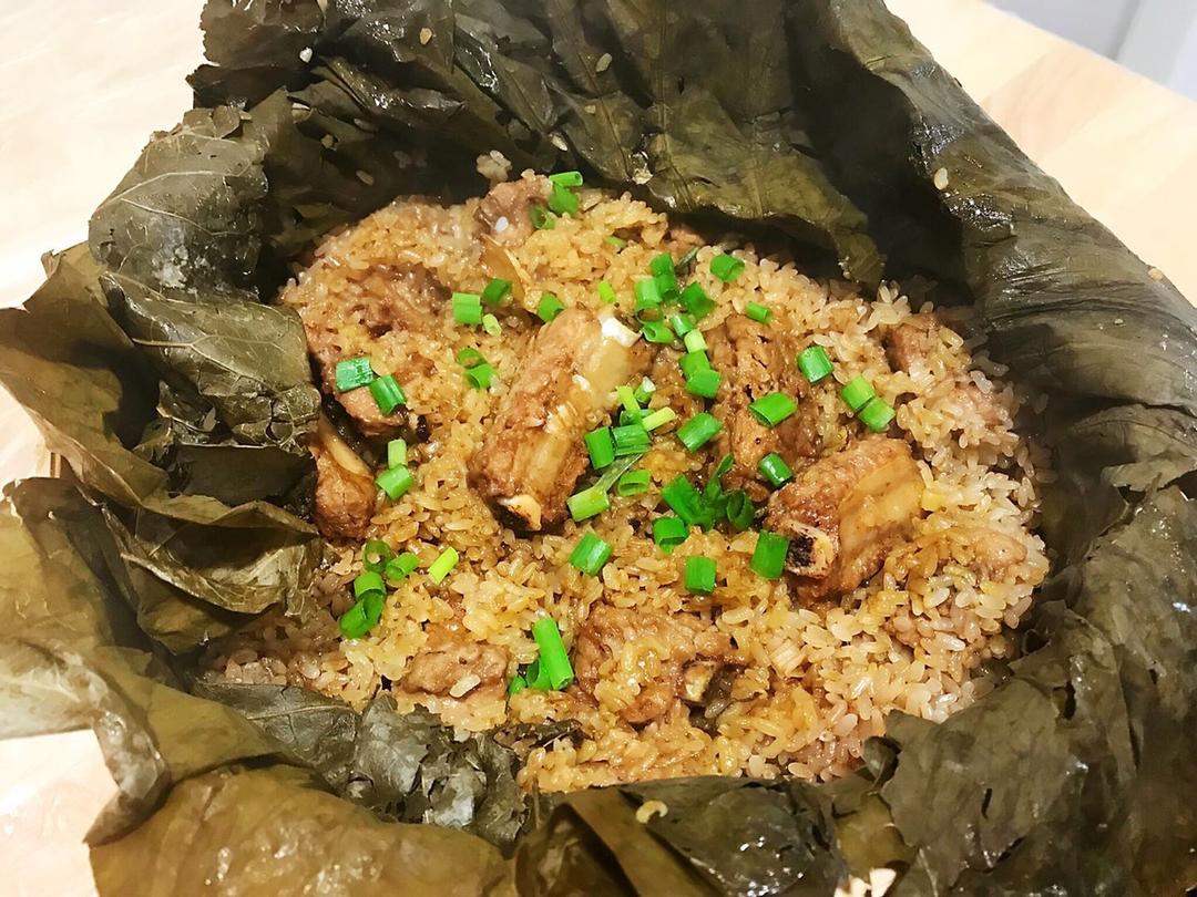 绮绮在厨房做的荷叶糯米蒸排骨