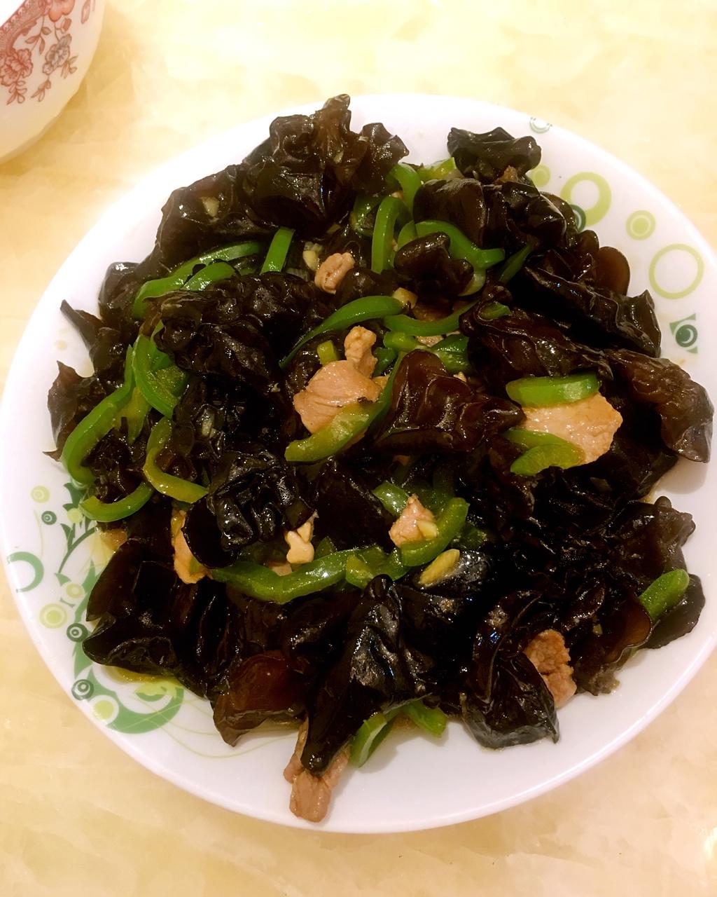 郭郭70做的葱烧木耳炒肉