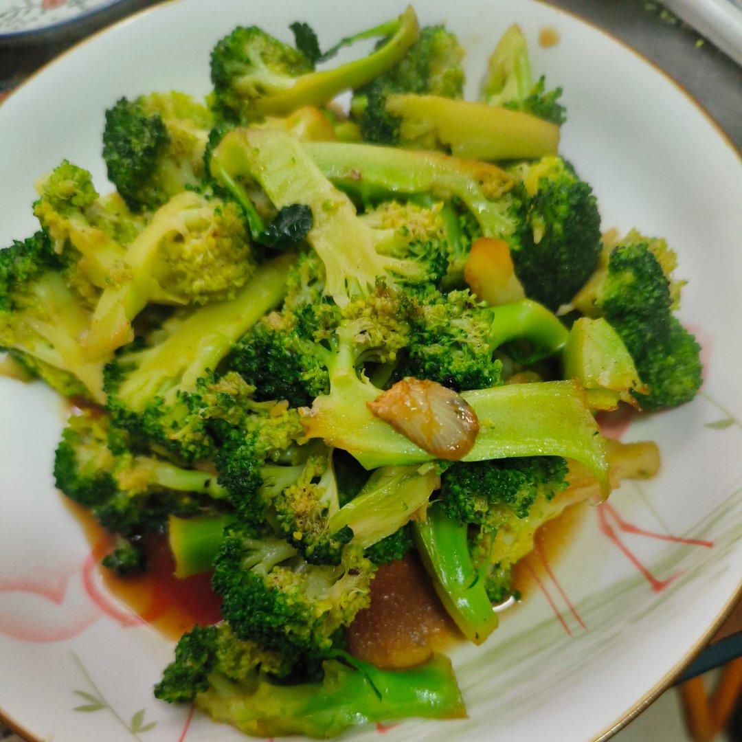 好吃到爆的耗油蒜蓉西兰花(从不修图，喜欢请关注)