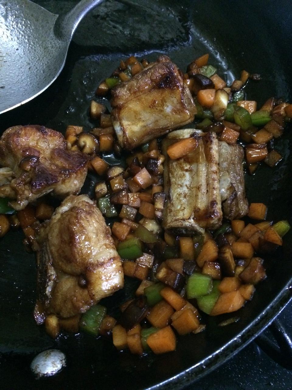 喷香排骨焖饭（爆好吃）