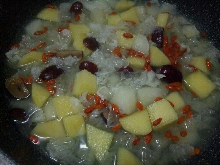 雪梨苹果银耳汤