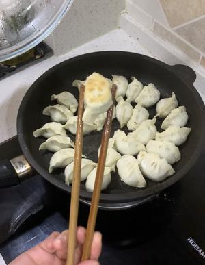 饺子两吃（煮饺子皮薄不破有韧性，水煎饺焦黄脆香带蕾丝边）的做法 步骤15