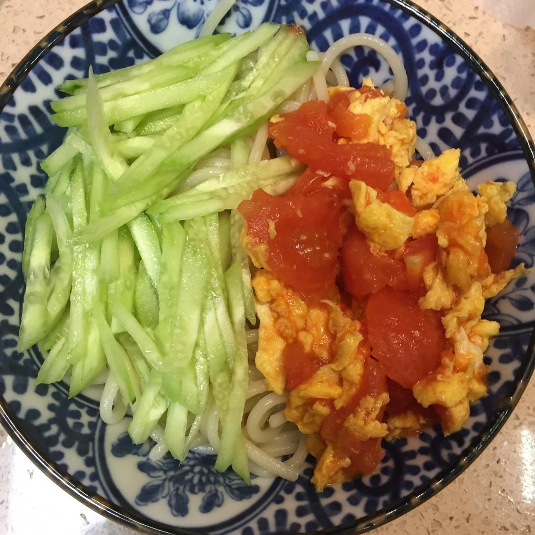 夏天吃什么？西红柿鸡蛋凉拌面～～