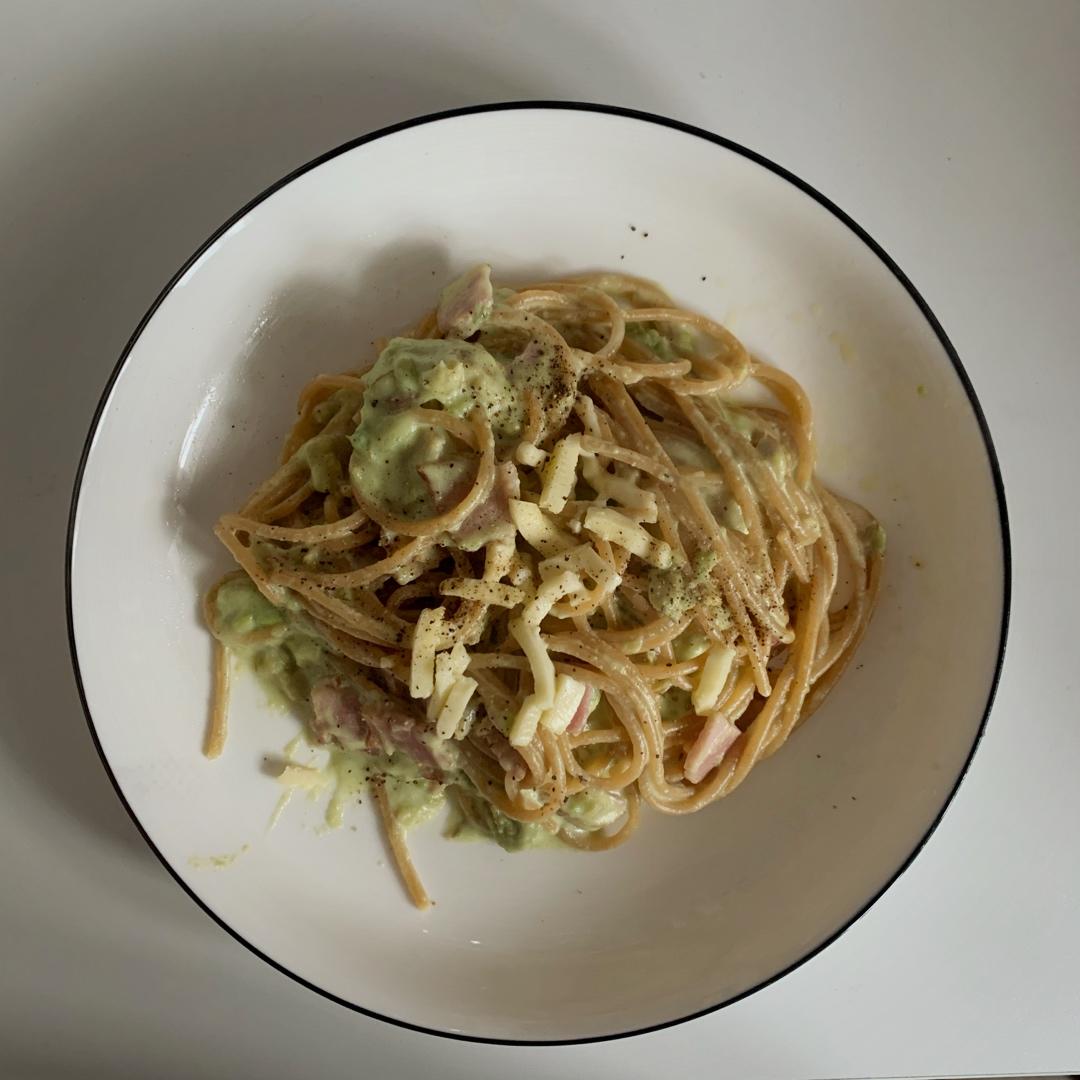 简易牛油果白酱培根意面