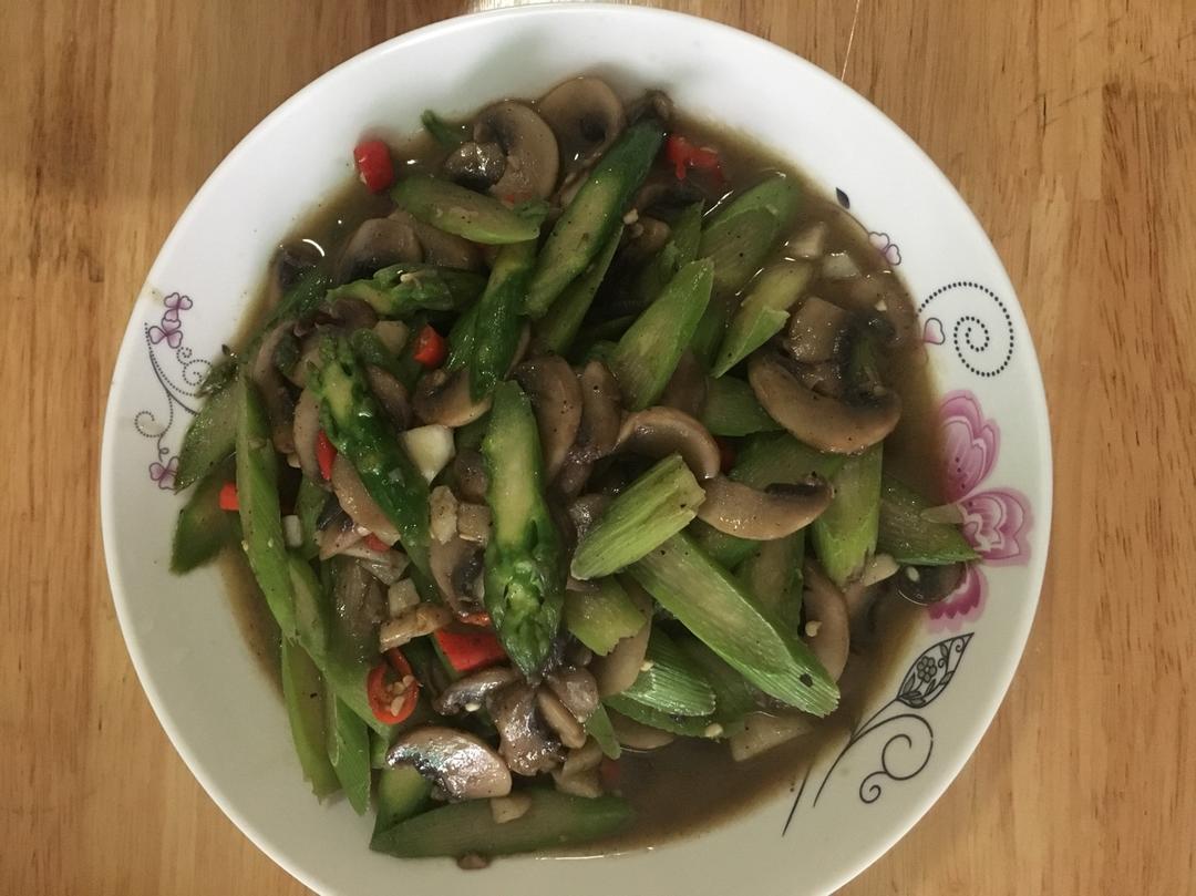 芦笋炒蘑菇