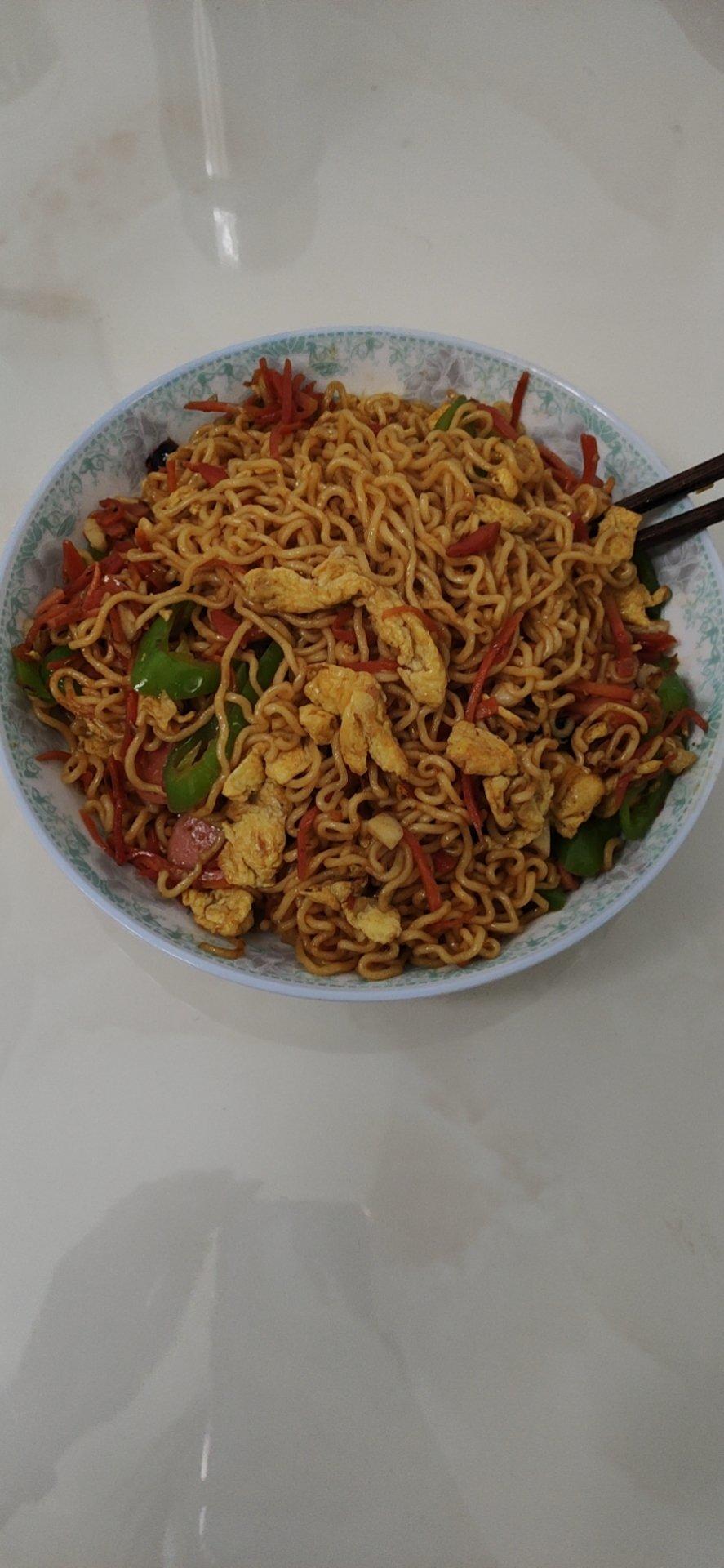 从肜做的秒杀路边摊的炒方便面