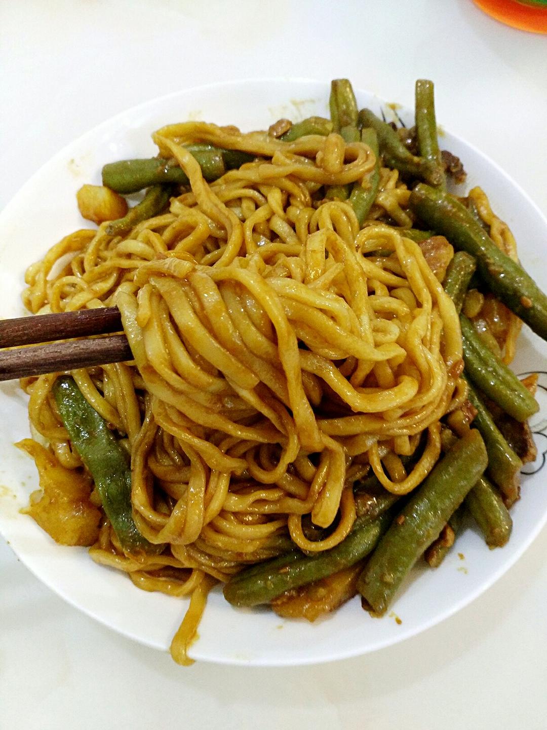 最适合夏天的一锅出--酱香豆角焖面