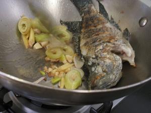 腐乳烧鱼的做法 步骤3