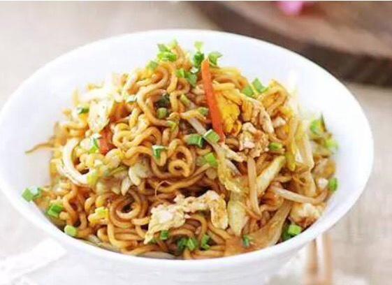 鸡蛋肉丝炒方便面