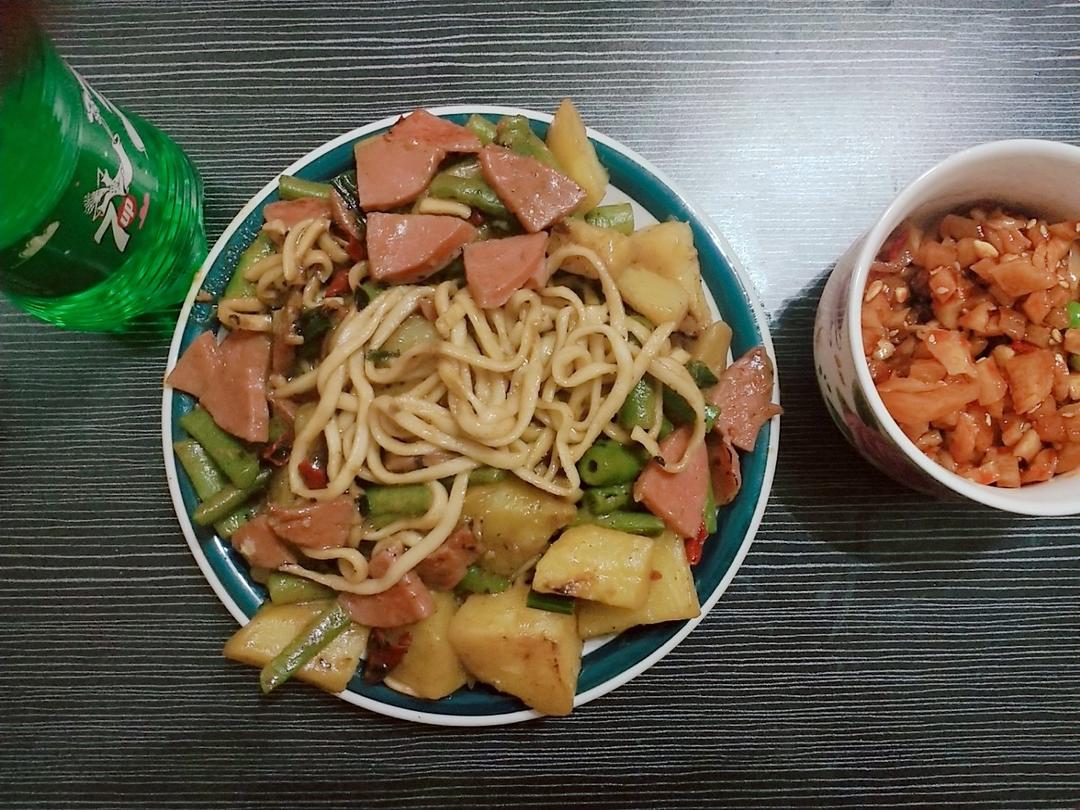 五花肉豆角土豆铁锅焖面