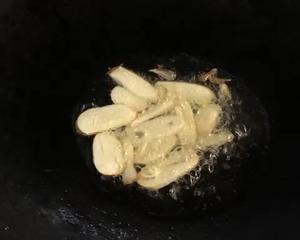 鱼松（鱼滑）炒青瓜、草菇的做法 步骤6