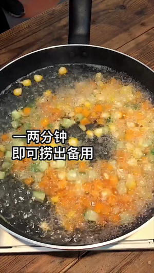 菠萝虾仁炒饭的做法 步骤5