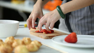 奇小脸厨房：超满足的草莓鲜果泡芙的做法 步骤3