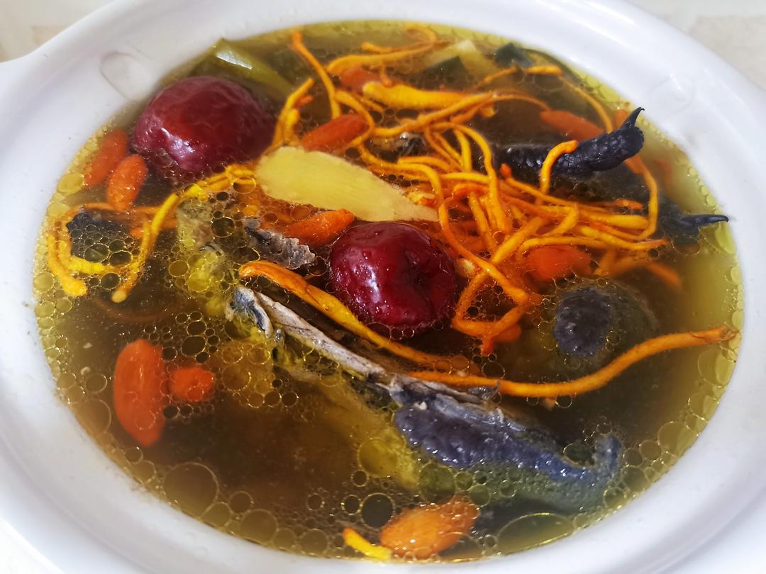 juliayang做的养颜又气血双补的汤虫草花乌鸡汤