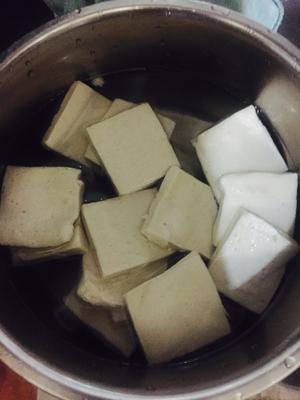 洋葱炒千叶豆腐的做法 步骤1