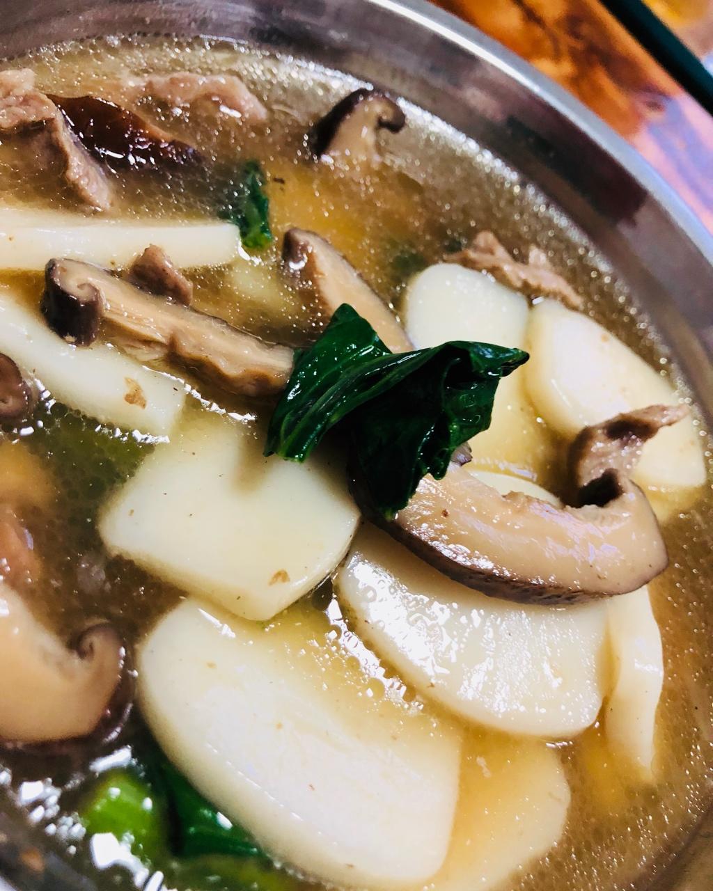 家的味道：青菜肉丝年糕汤