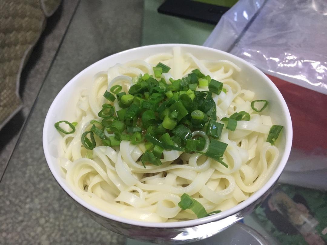 葱爆面—就是汪涵在天天向上里面做的那个啦