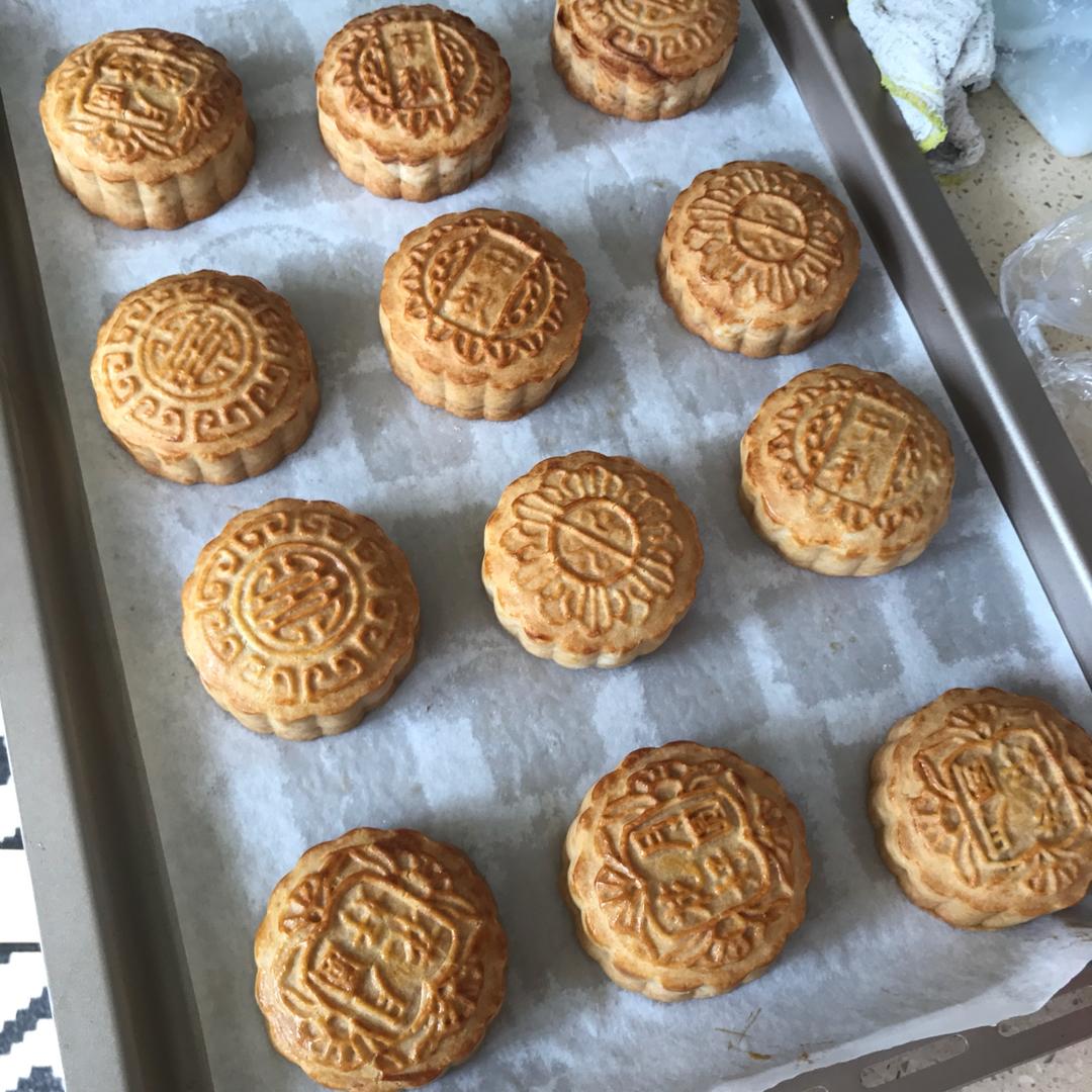 广式莲蓉蛋黄月饼 Moon Cakes with Egg yolk