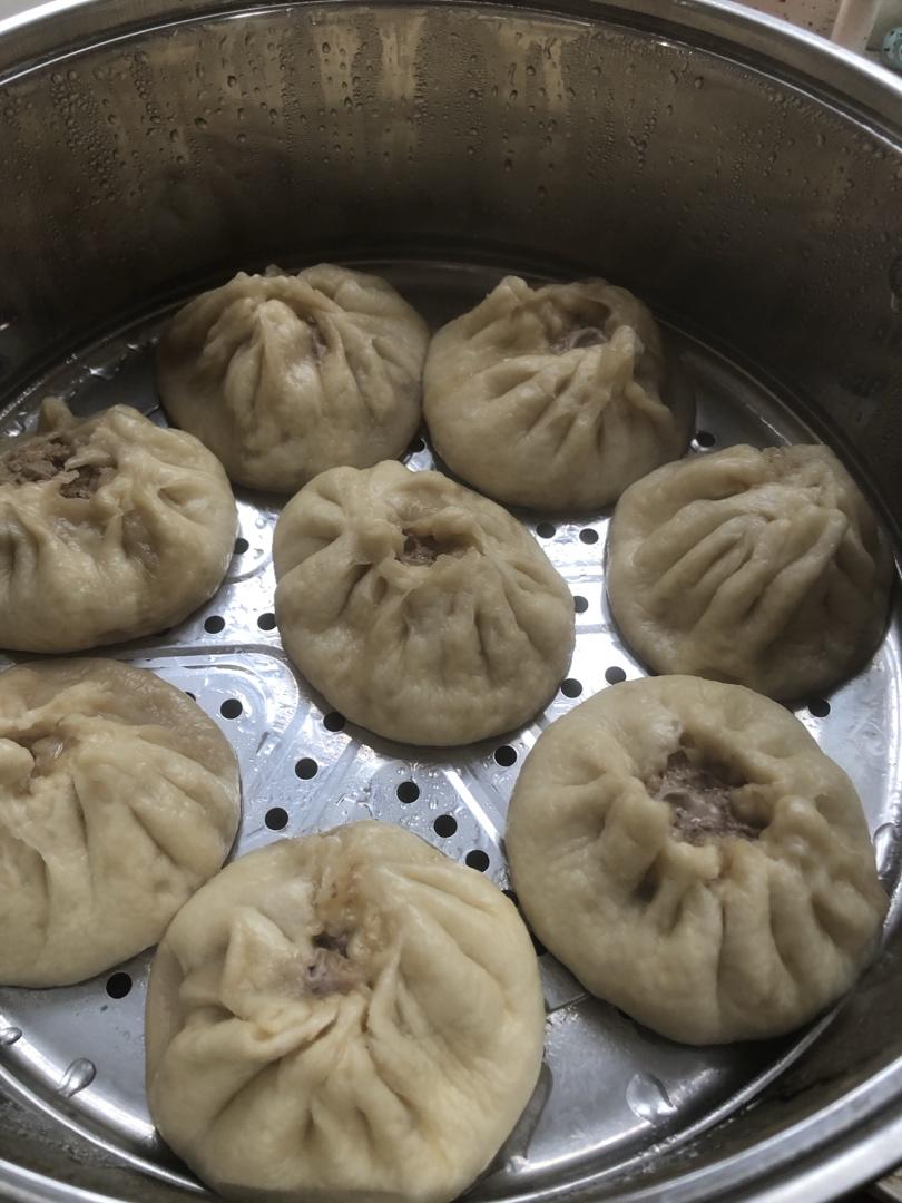 松软多汁的肉包子