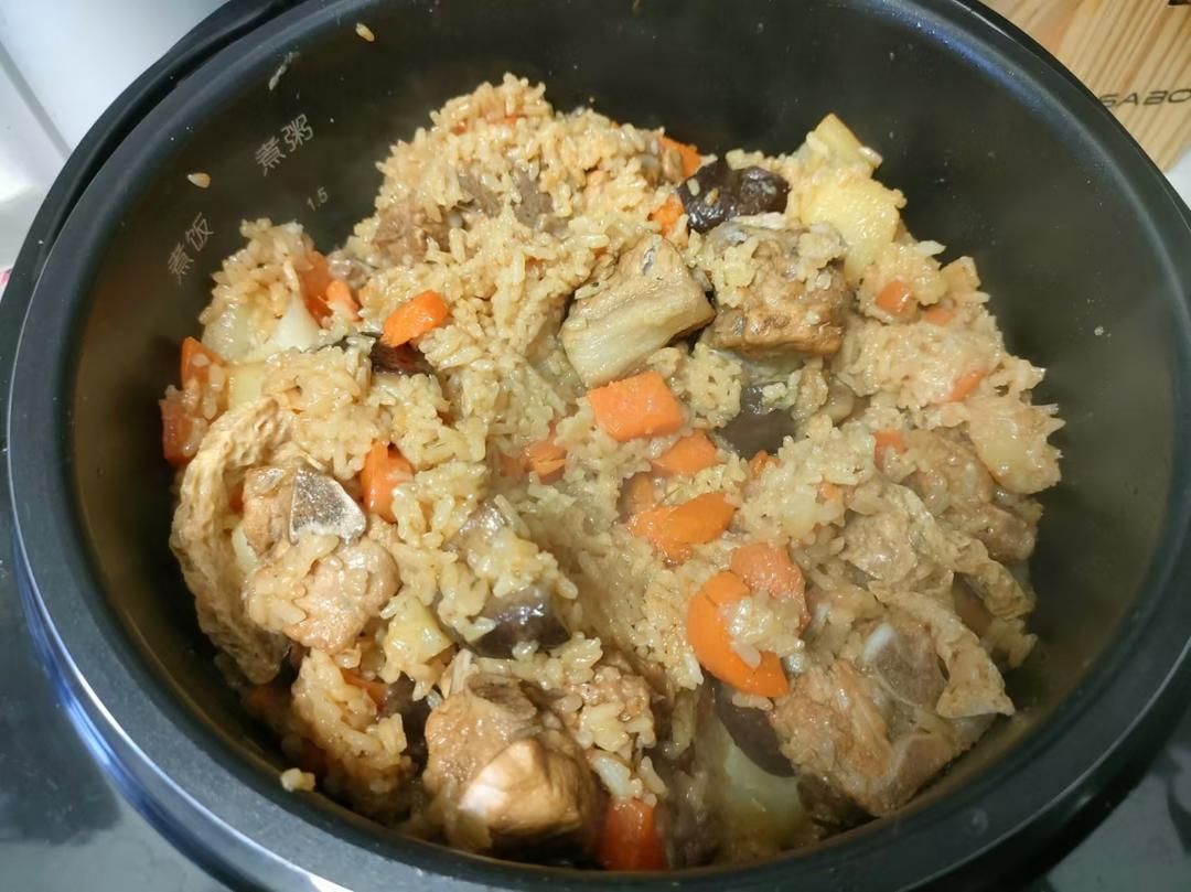 电饭煲排骨焖饭‼️米饭粒粒分明，咸香入味，超级好吃