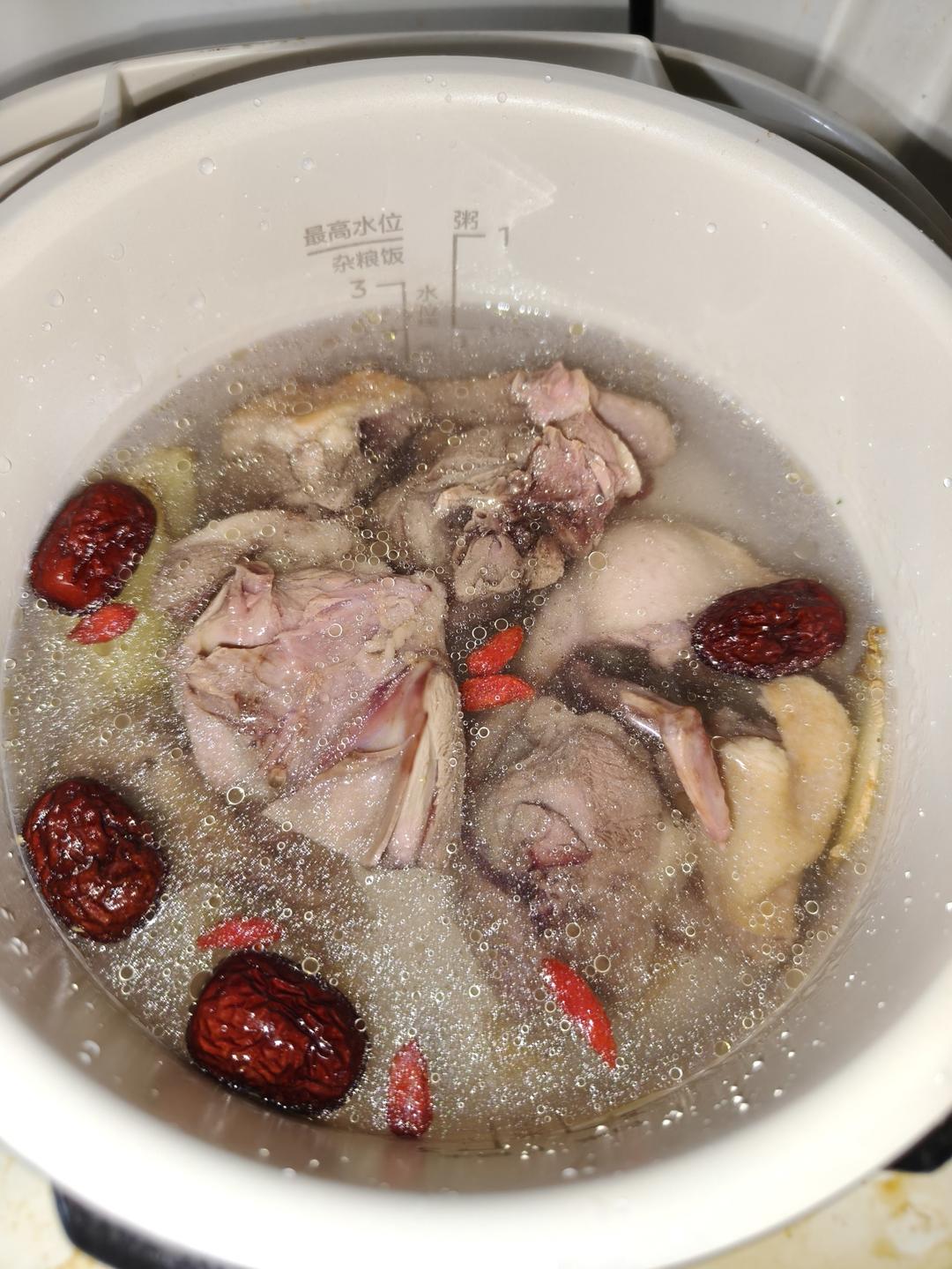 清炖鸽子汤（汤鲜肉嫩）