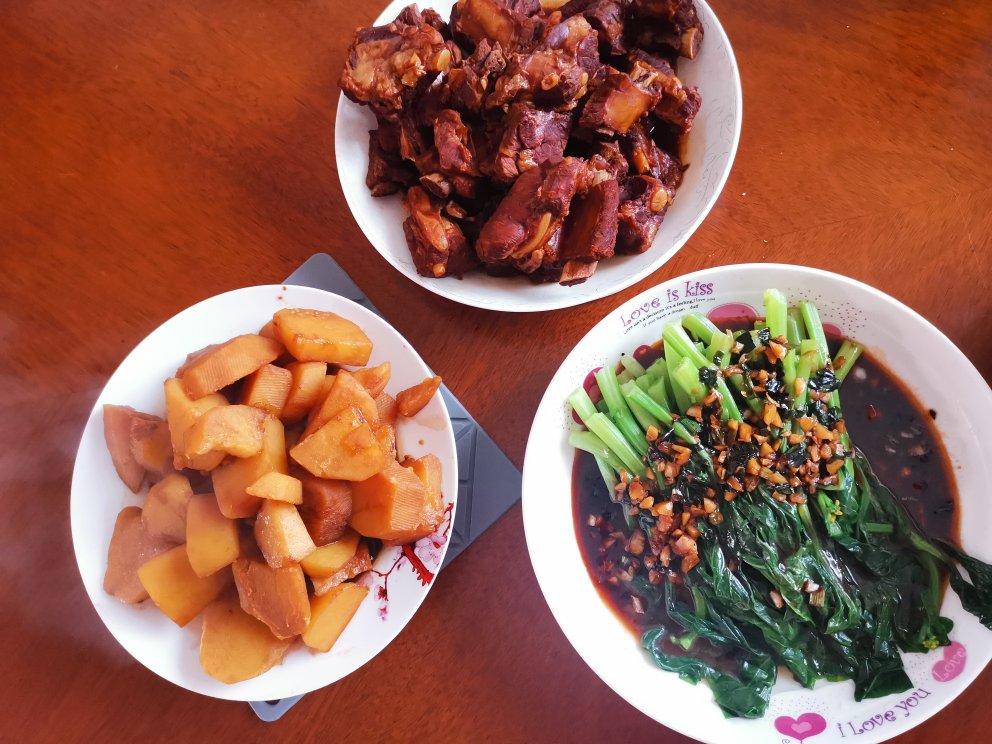 简易好吃的厨房菜鸟酱排骨+炖土豆
