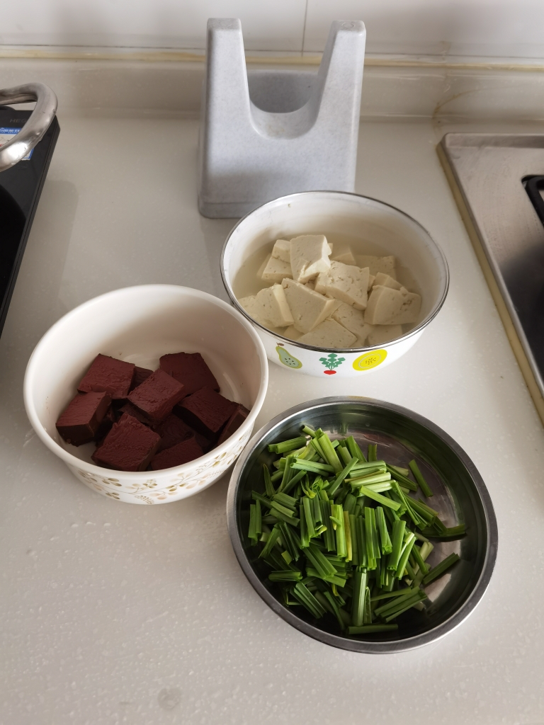 炒鸭血豆腐蒜苗丝的做法 步骤1