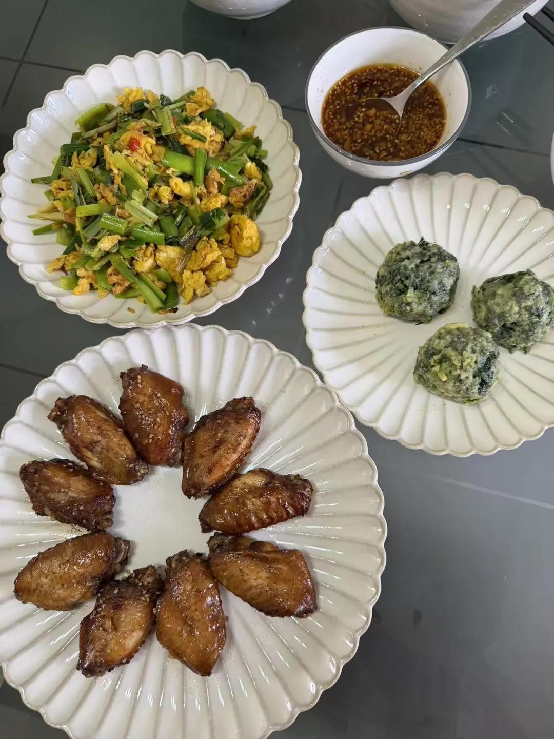 蜜汁蒜香孜然烤鸡翅+土豆片【烤箱版】好吃到舔手指！