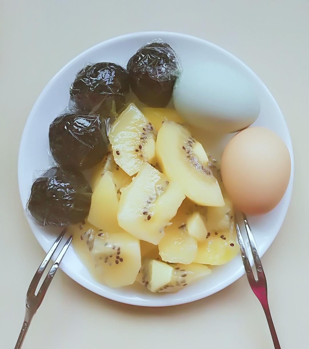 哼歌骑车的静静192102017-10-28#早餐612017年10月28日#蜜果丸(湖北