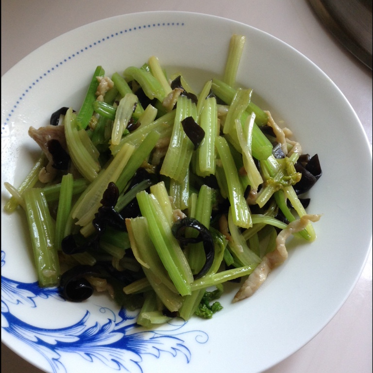 芹菜木耳炒肉丝