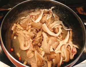 蘑菇炒肉片，五分钟快手菜，色香味俱全！的做法 步骤3