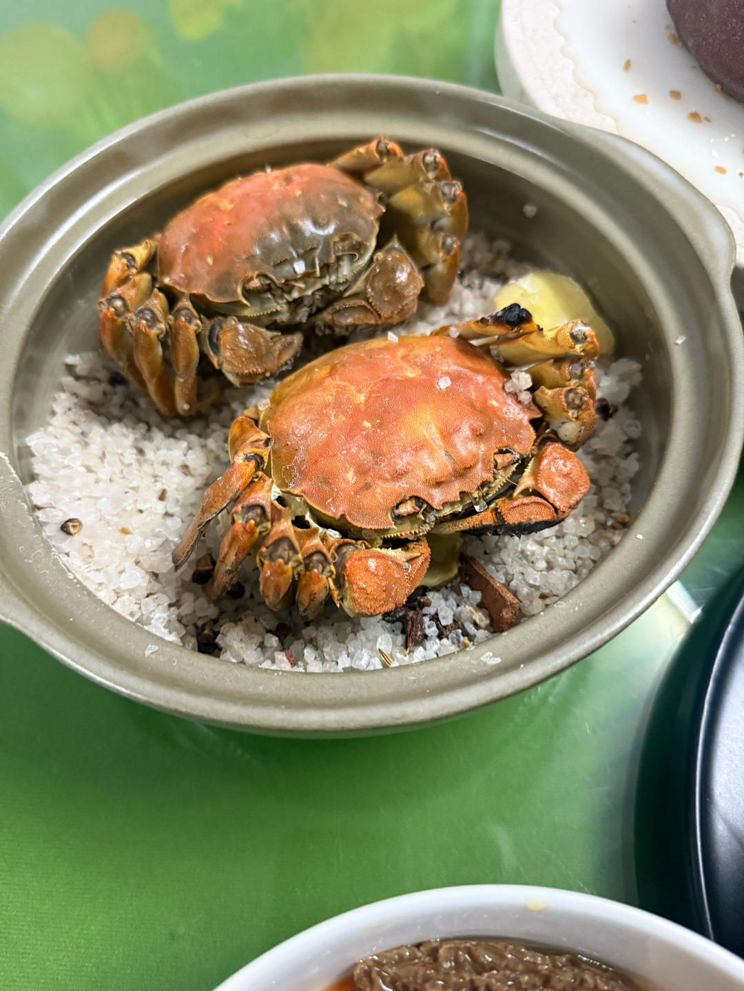 不加一滴水的盐焗大闸蟹，实在太香了，酒店大厨教你盐焗菜小窍门