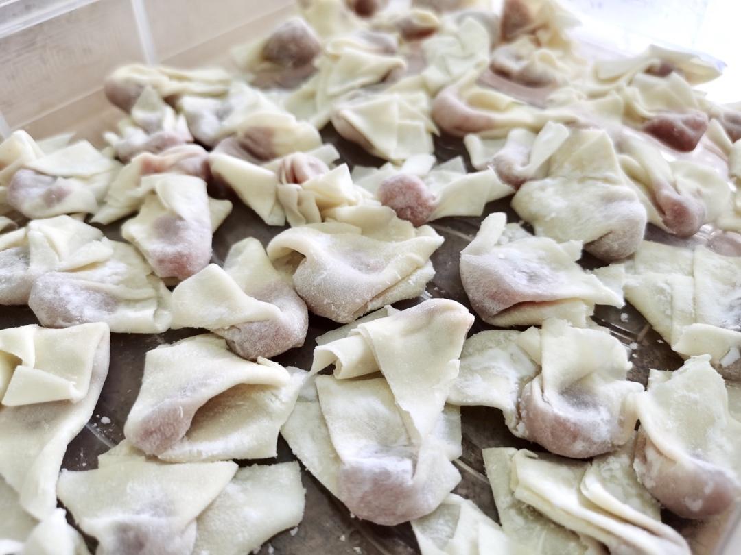 薄如蝉翼的手擀馄饨皮