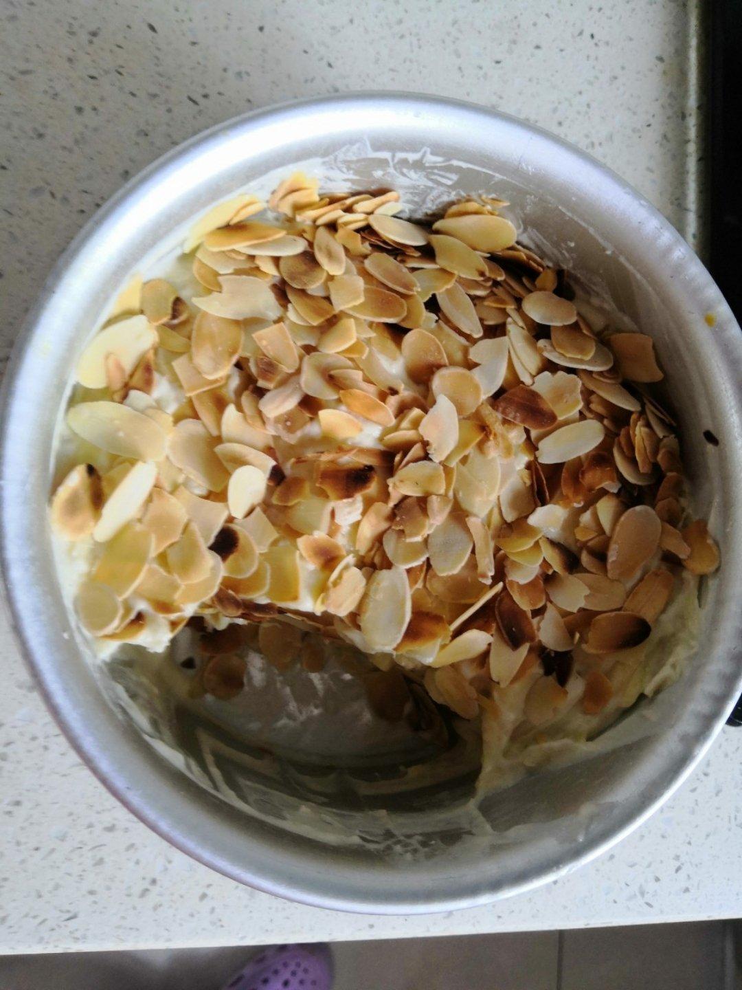 孩子们喜欢的泡芙草莓蛋糕来了