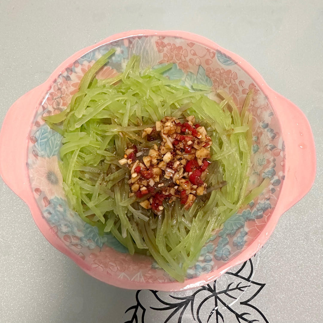 10分钟搞定的快手凉拌菜，清脆爽口的凉拌莴笋丝