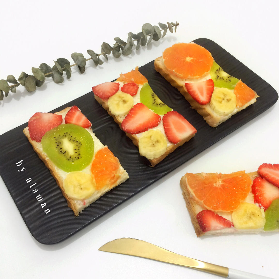 开放的水果缤纷三明治