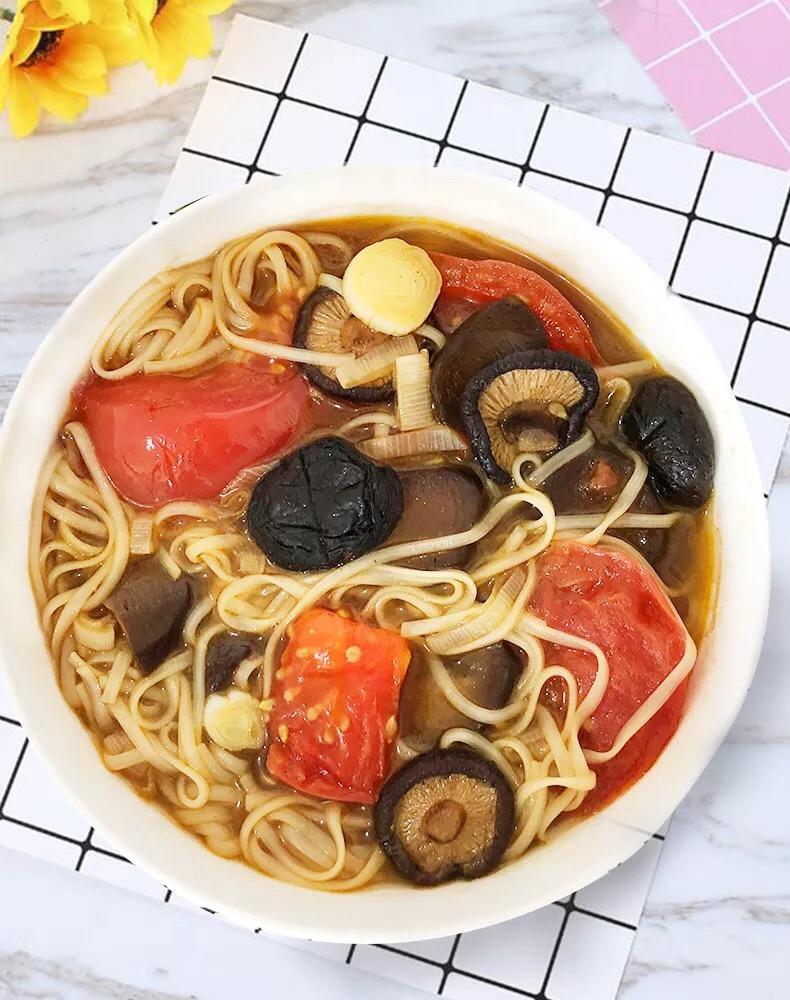 黑蒜香菇番茄面