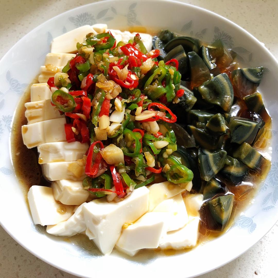 双椒拌皮蛋豆腐