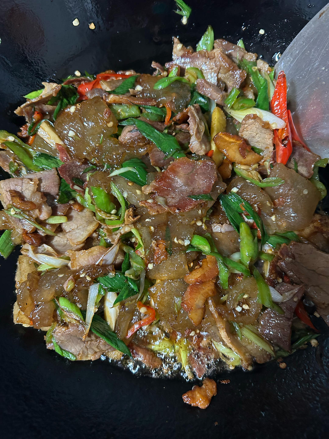 腊肉炒苕皮（红薯淀粉制作的红薯皮）