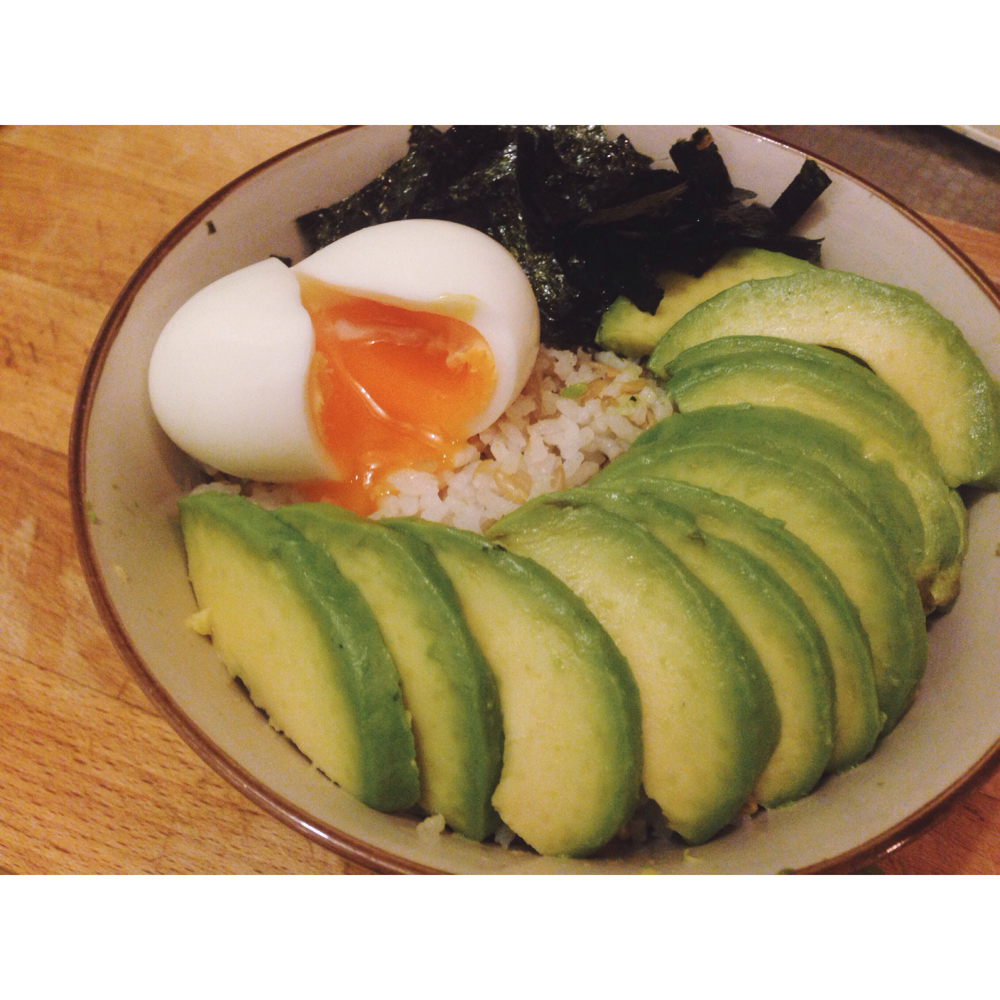 一人食牛油果溏心蛋拌饭