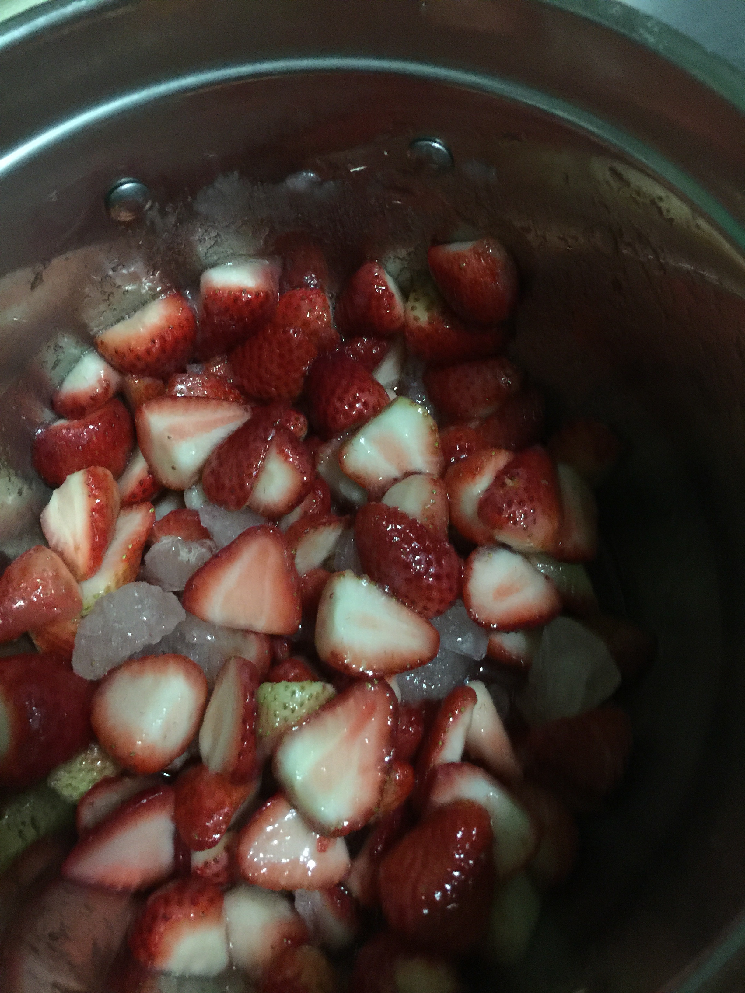 冬妈自制草莓酱的做法 步骤1
