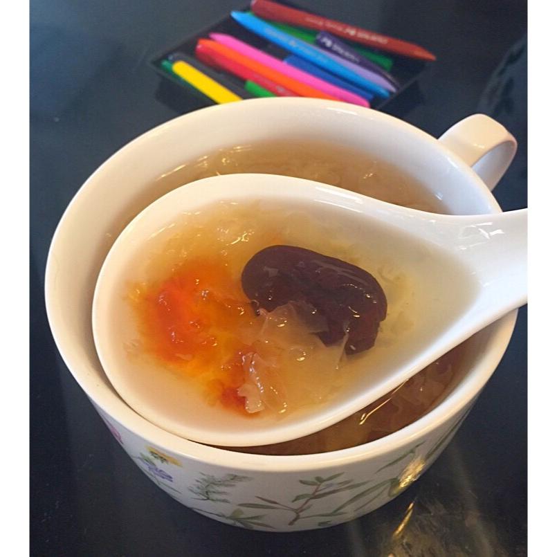 桃胶银耳红枣羹