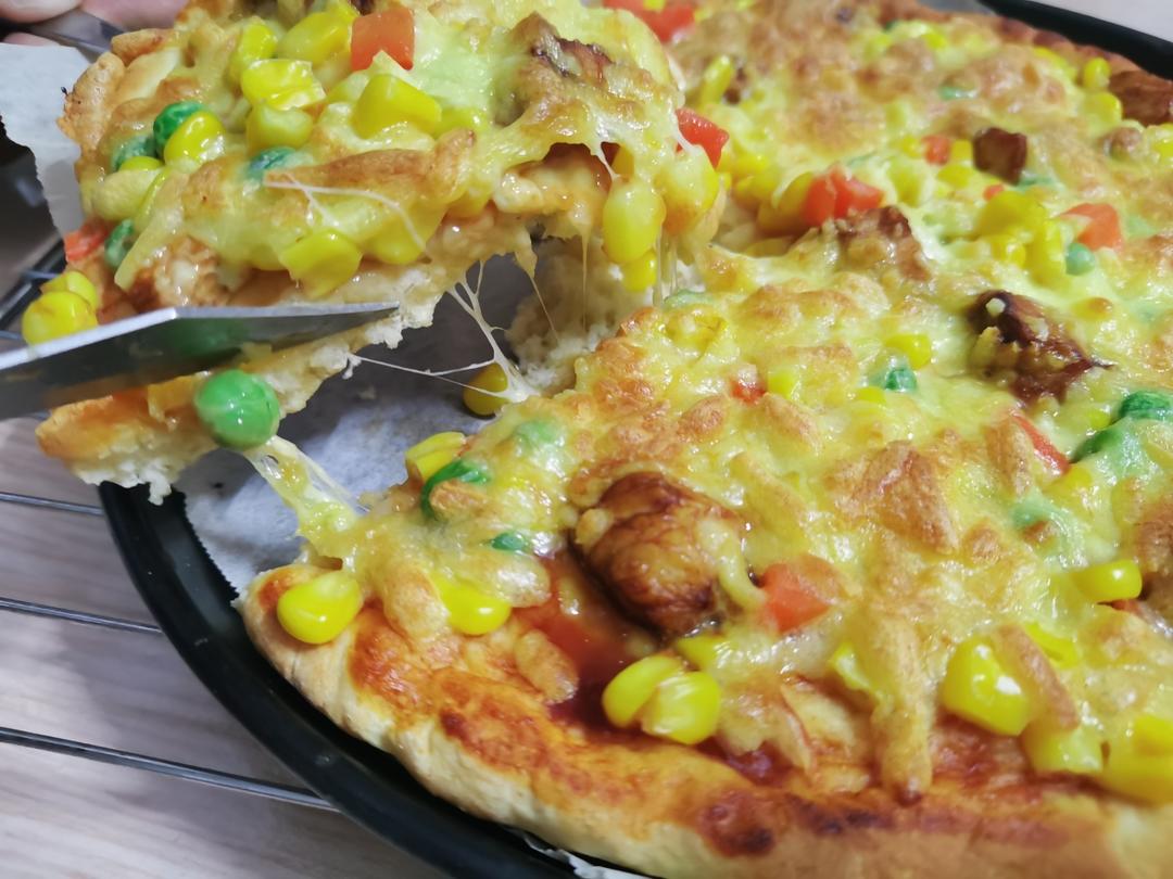 含宣软饼皮做法、自己在家也能做出馅料十足、超拉丝的美味诱人披萨