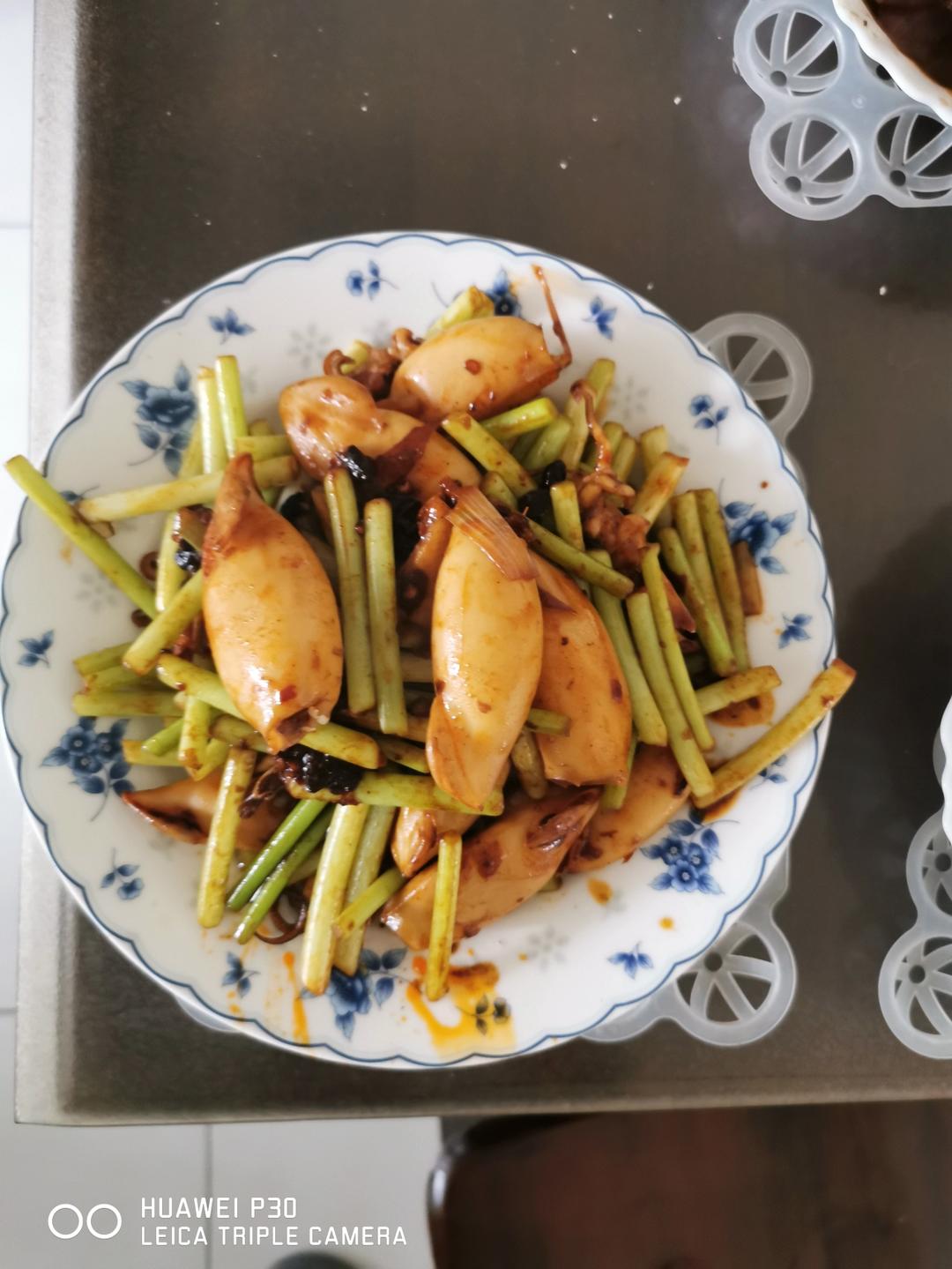 鲜美的酱油焖笔管鱿鱼